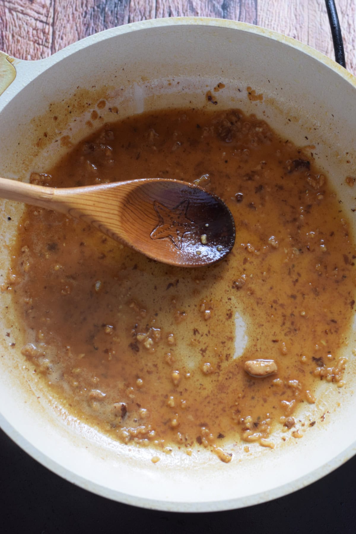 Making a cream wine sauce in a skillet.