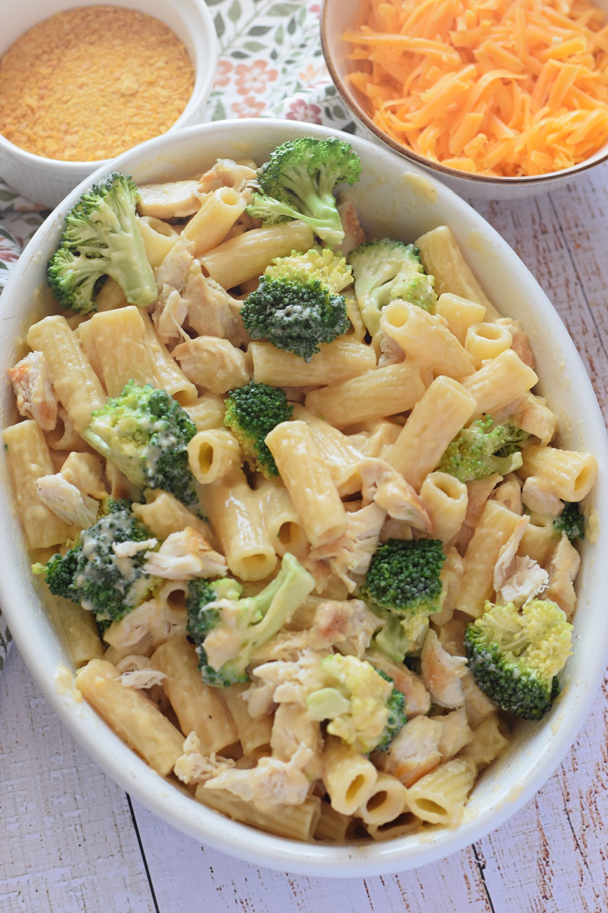 Baked pasta with chicken and broccoli.