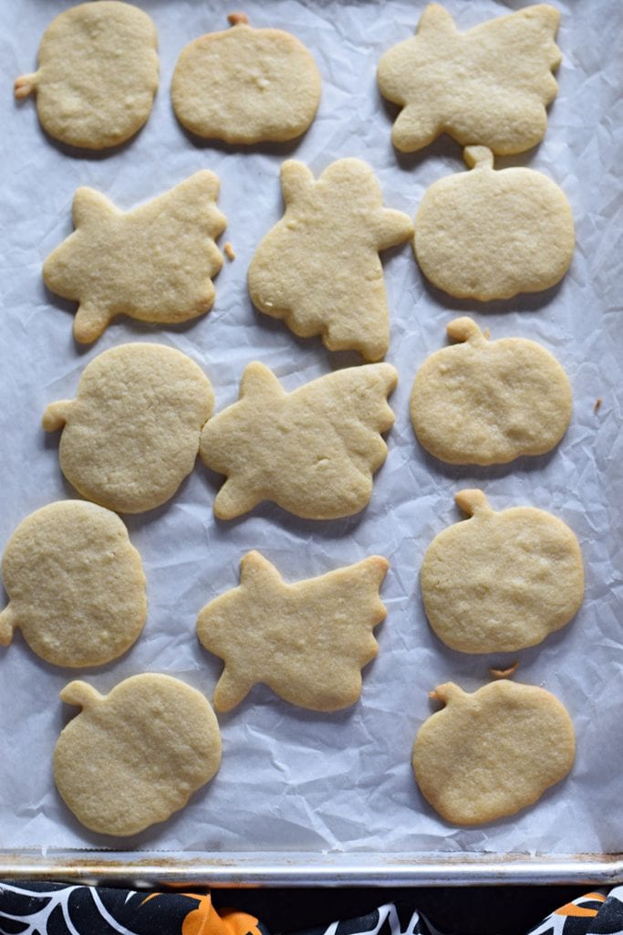 Baked cookies on a baking tray.