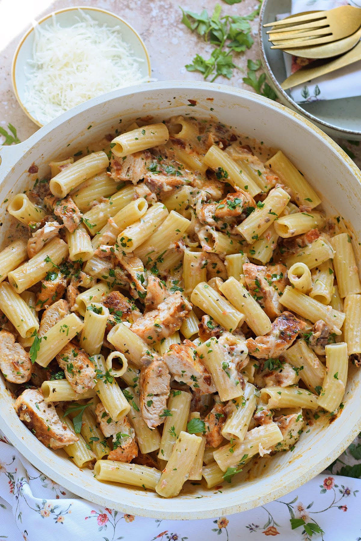 Creamy pasta with chicken and sun dried tomatoes.
