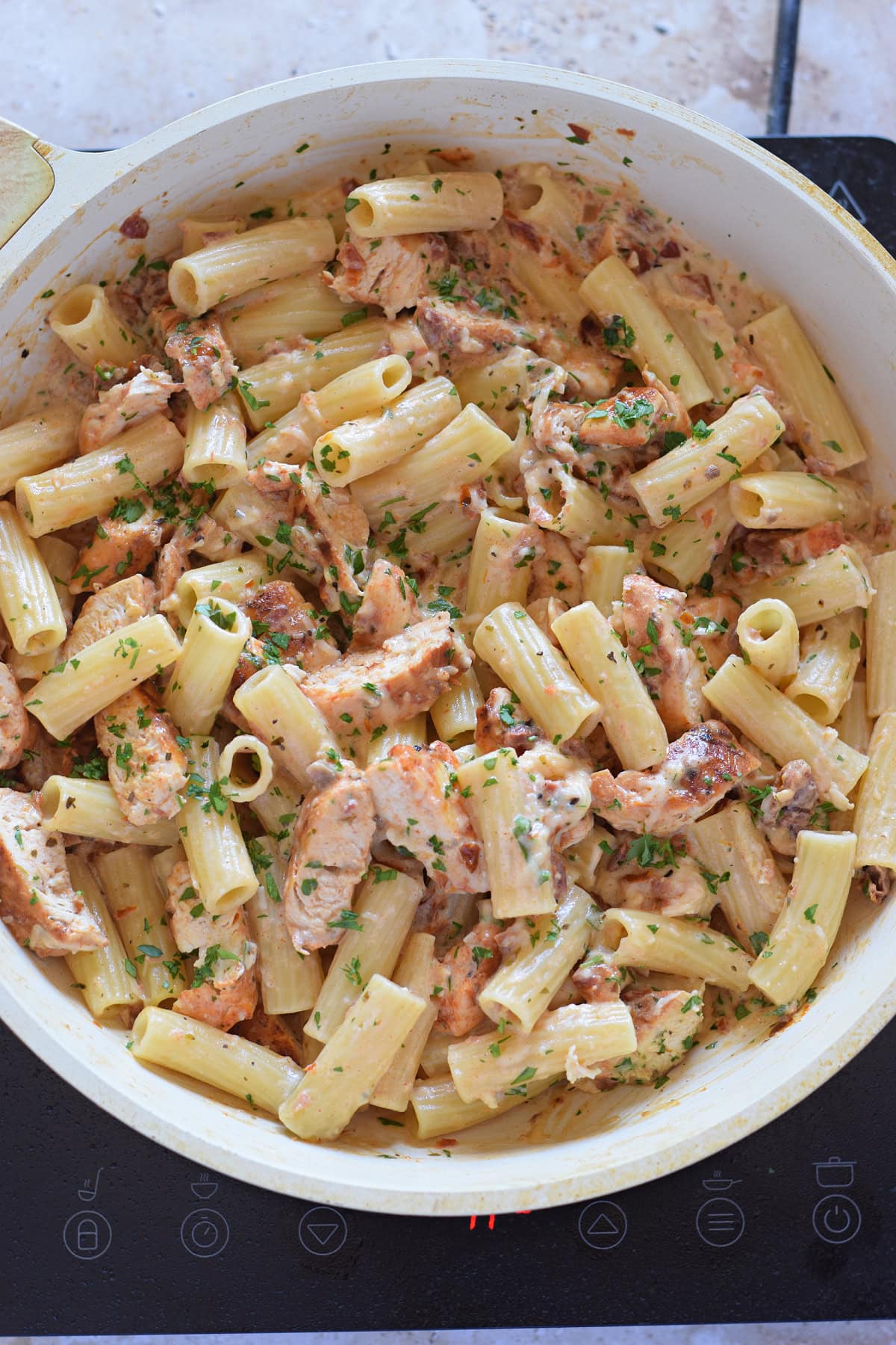 Sun dried tomato pasta and chicken image.